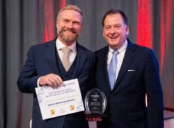 Tanskan peliviranomainen hymyilee ottaessaan vastaan Regulaattorien vuosikokouksen paras kampanja -palkintoa.