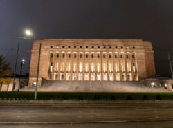 Eduskuntatalo syksyisenä iltana.