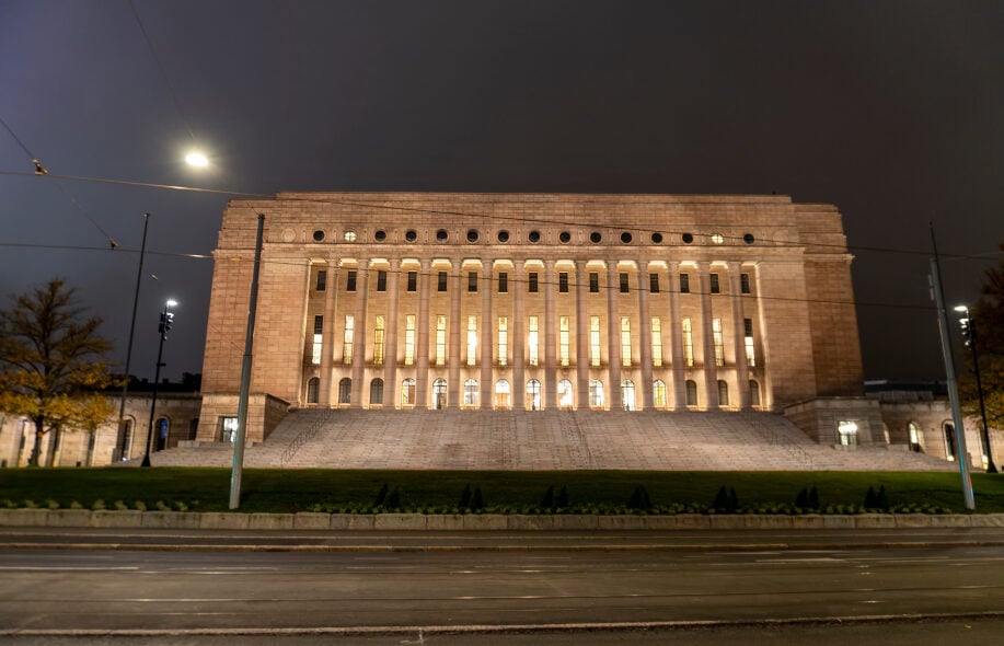 Eduskuntatalo syksyisenä iltana.