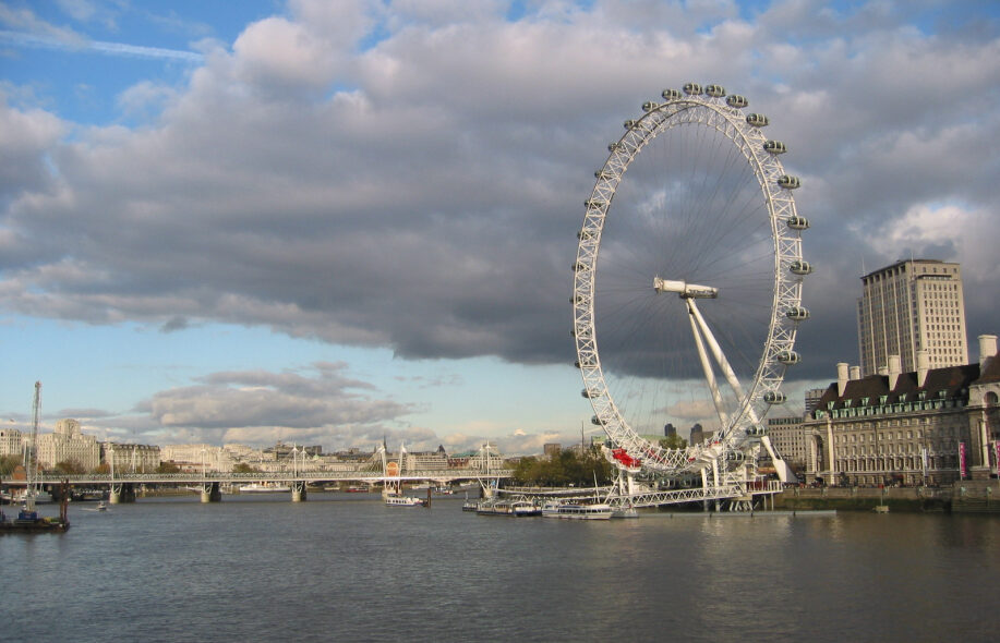 Thames-joki ja Lontoon keskustaa.