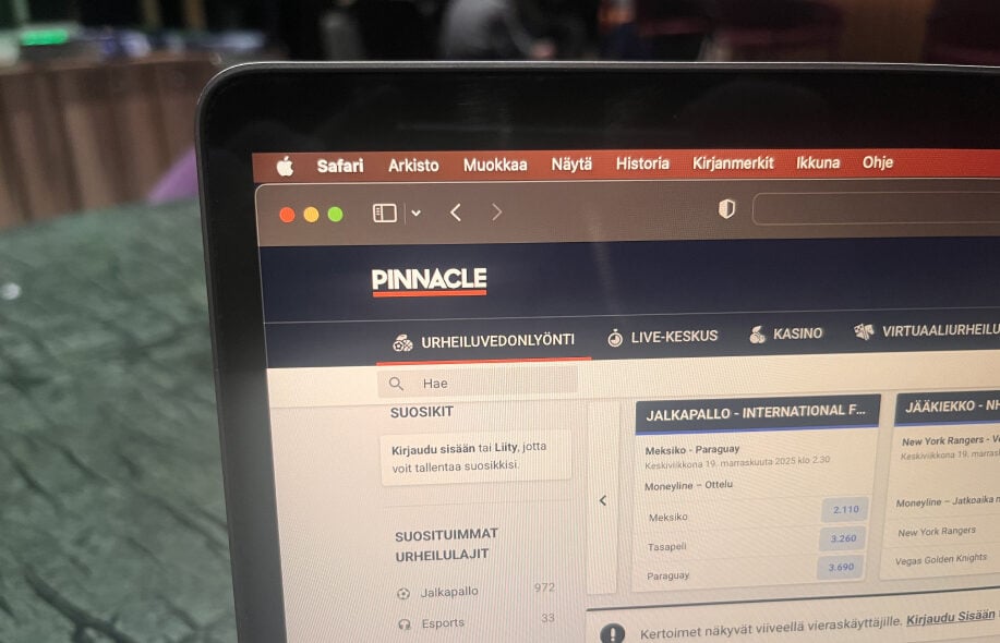Pinnaclen suomenkielinen vedonlyöntisivusto kuvattuna Macbook-tietokoneella.