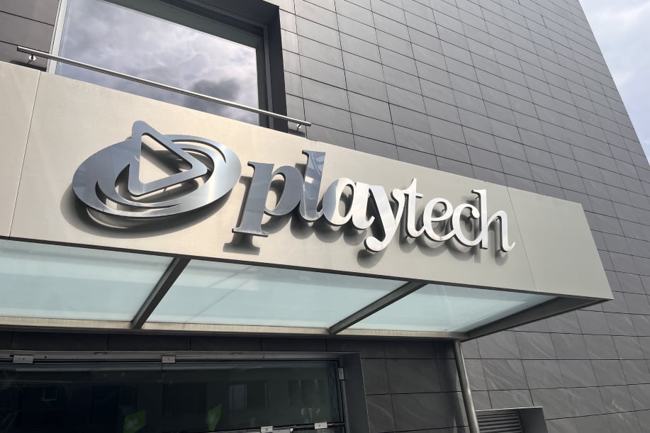 Playtech logo toimiston oven yläpuolella.