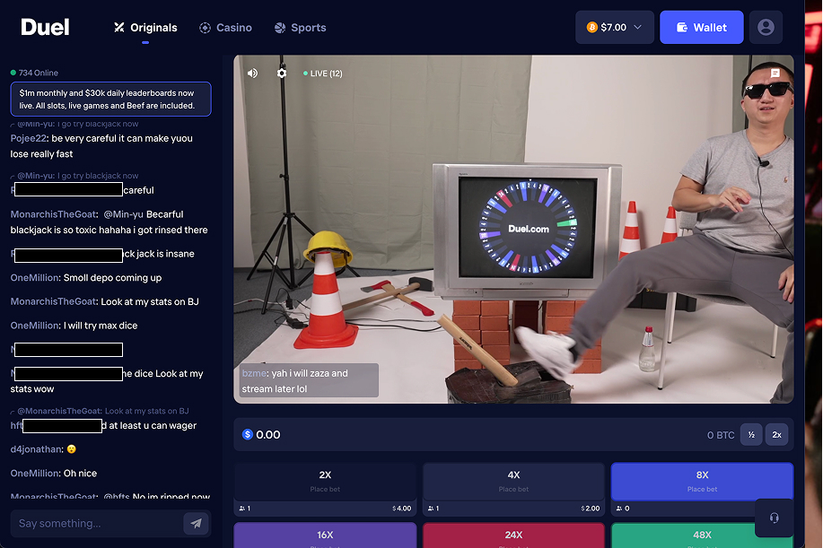 Kuvankaapapuksessa live-kasinopelin juontaja potkaisee maassa olevaa kahvaa. Televisiossa näkyy rulettipyörän tapainen kuvio missä logo "Duel.com". Käyttöliittymän sivulaidassa chat ja a