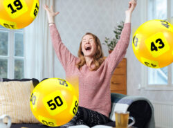 Nainen juhlii voitettuaan Eurojackpotin. Kuva Veikkaukselta.