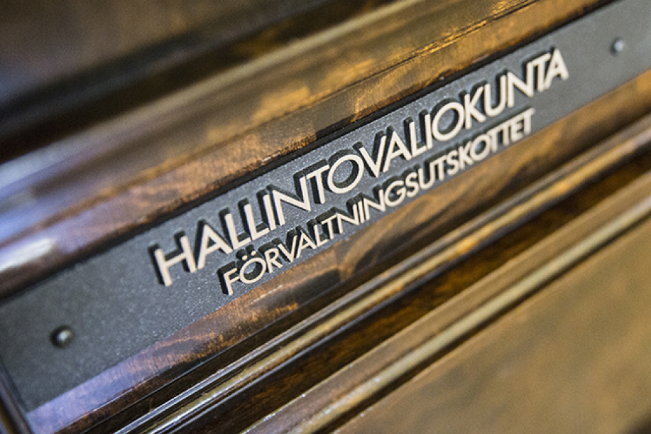 Hallintovaliokunta-kyltti eduskunnassa