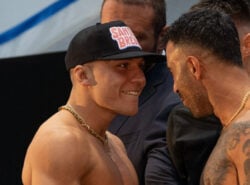 Theo Kolehmainen tuijottaa Makwan Amirkhania Ice Cage 5 -lehdistötilaisuudessa.