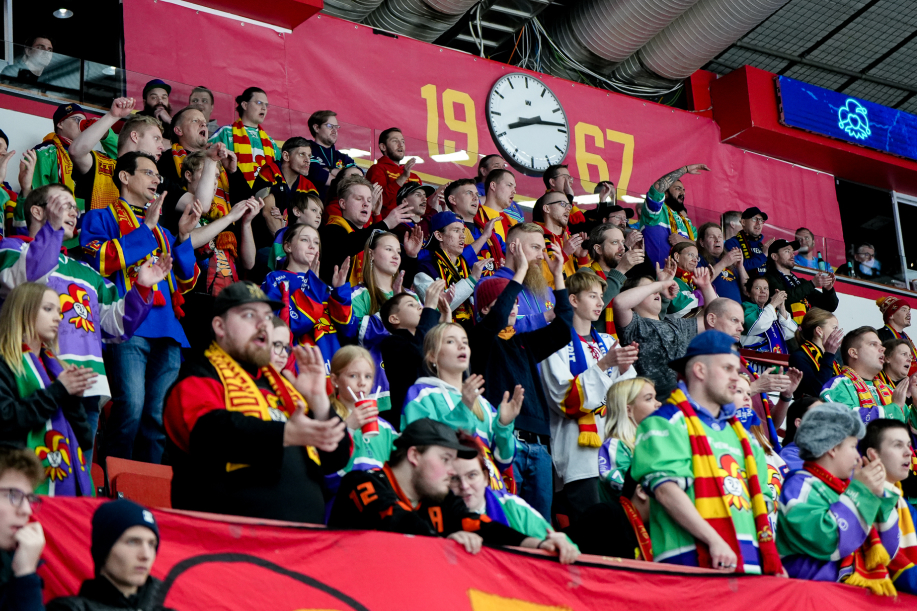 Jokerit-faneja eteläpäädyssä.