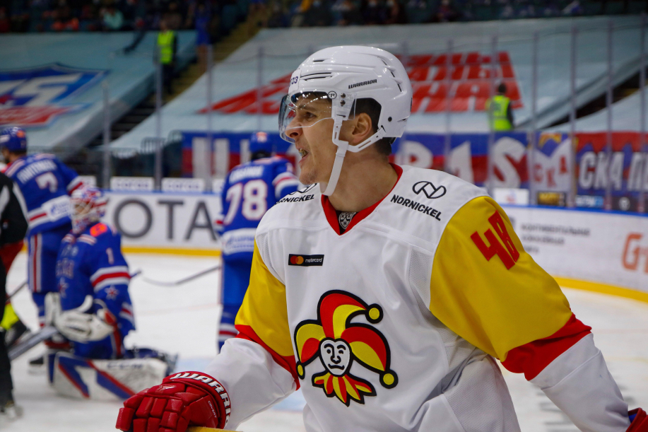 Jokerit pelaajan paidassa Nornickel ja Mastercard sponsorit. Taustalla venäläinen kaukalo- ja katsomomaisema.