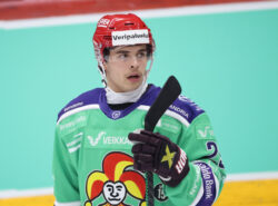 Jokerit pelaaja Tomek Valtonen Veikkaus logo paidassa.