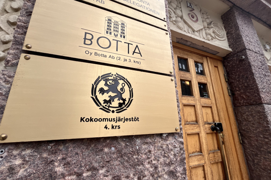 Kokoomuksen toimiston alaovi ja logokyltti Töölössä.