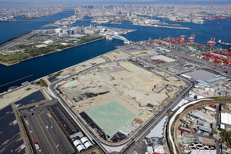 Suuri rakennustyömää saarella missä myös satama. Taustalla näkyy Osakan kaupunki.