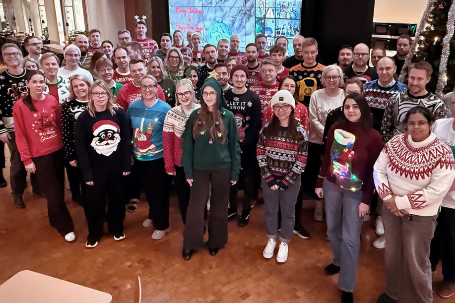 Paf työntekijöitä jouluisissa tunnelmissa yhtiön toimistolla.