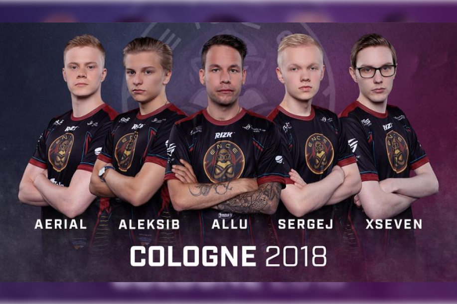 Aerial, Aleksib, Allu ja Xseven pelaajat Rizk logo paidassaan. Sergej ilman logoa (alaikäinen).