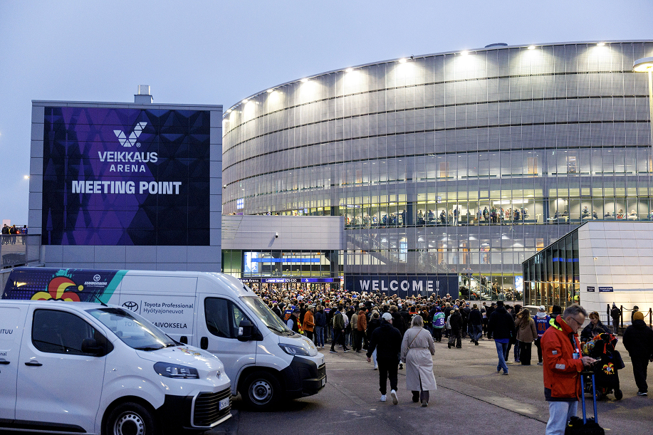Yleisöä saapumassa Veikkaus Areenalle ennen jääkiekon Mestiksen ottelua Jokerit-JoKP Helsingissä 24. lokakuuta 2025