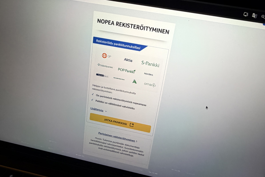 Kolikkopelit.com sivustolla käyttäjä rekisteröitymässä. Pelaaja voi valita joko suomalaisen pankkitunnistautumisen, tai sähköpostilla rekisteröitymisen. Kasino kertoo että "Rekisteröidy pankkitunnuksillasi" on perinteistä rekisteröitymistä nopeampaa ja että pelitili on välittömästi vavhistettu. Toisaalta "perinteinen rekisteröityminen" huomautuksena on että kasino tulee pyytämään dokumentteja henkilötietojone vahvistamiseksi. Kasino suosittelee ensimmäistä valintaa.