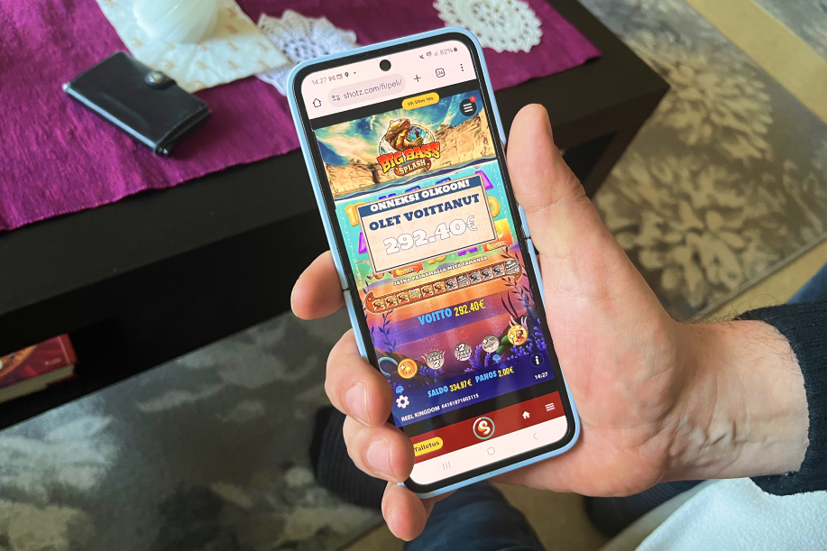 Pelaaja on voittanut 292,40 € Shotz Casino "Big Bass Splash" -pelistä. Saldo näyttää 334,87 €.