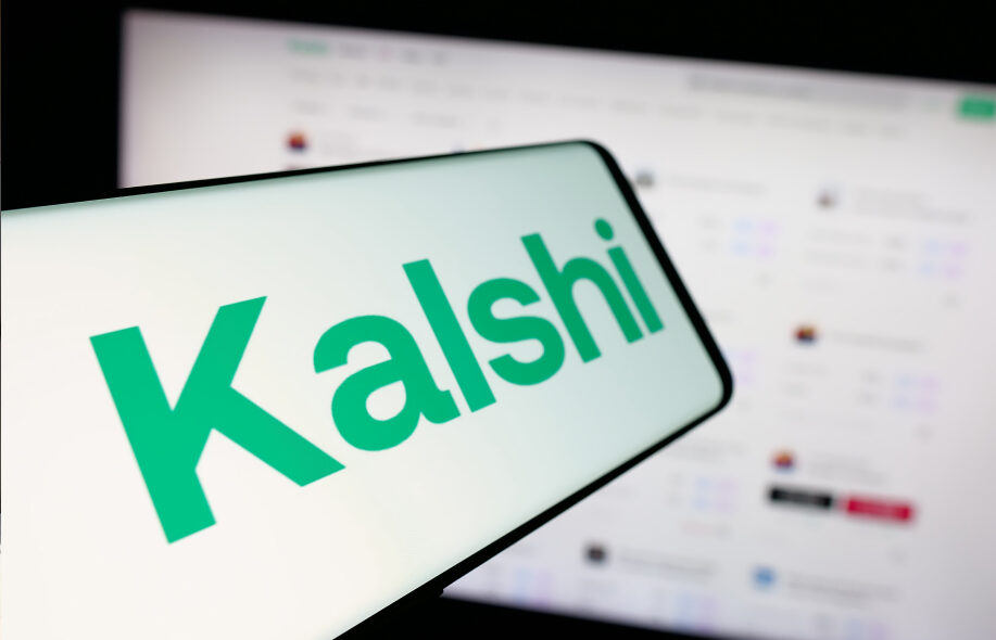 Kalshi auki tietokoneella ja puhelimessa yhtiön logo.
