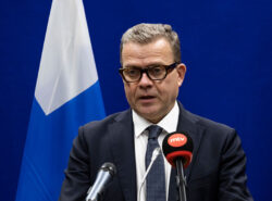 Kuvassa Petteri Orpo. Taustalla Suomen lippu ja edessä MTV3 mikrofoni.