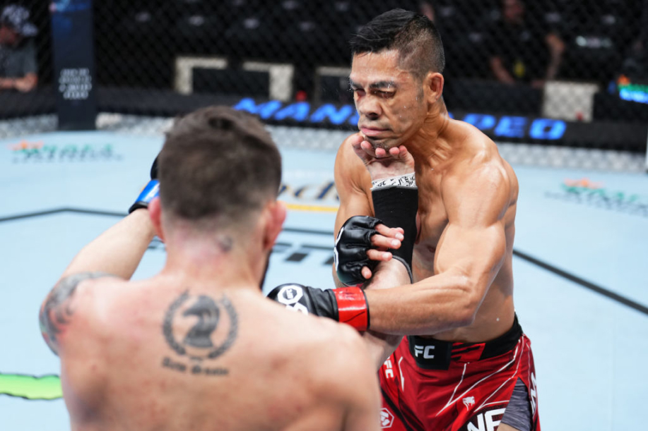 Kaksi vapaaottelijaa taistelevat, taustalla näyttää olevan DraftKings-vedonlyönti logo.