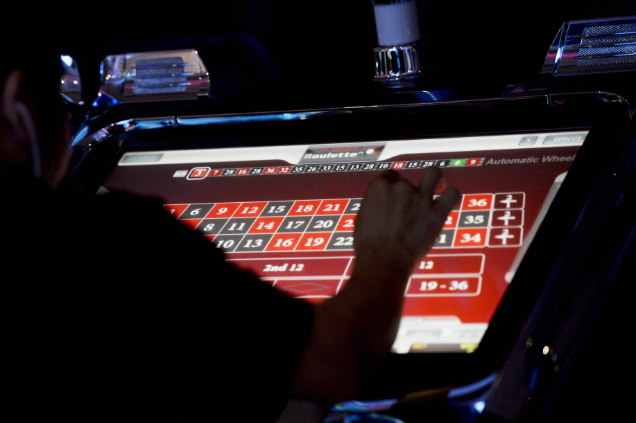 Pelaajalla auki elektroninen ruletti Helsinki Casinolla (Lehtikuva)