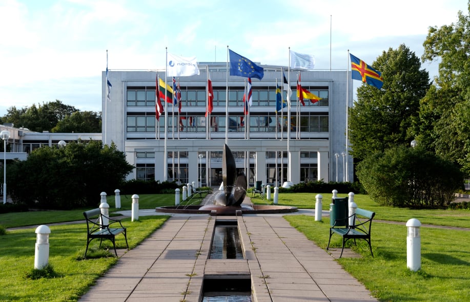 EU, Ahvenanmaa ja muut liput liehuvat Ahvenanmaan parlamenttirakennuksen edessä.