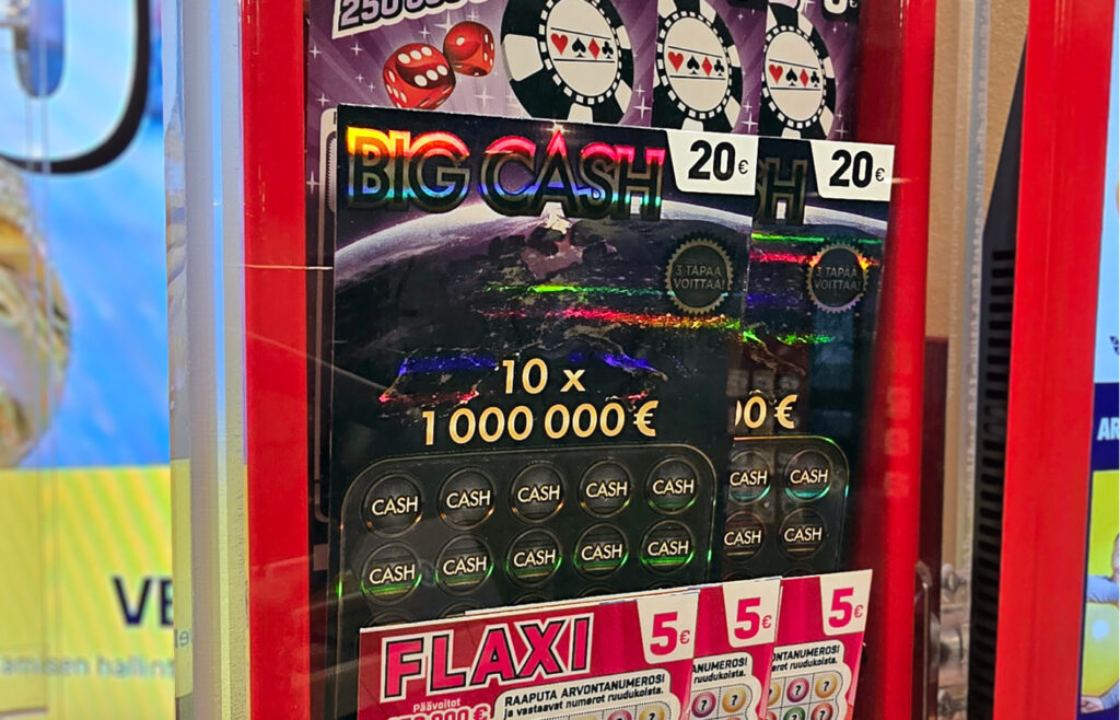 Veikkauksen Big Cash, Casino ja Flaxi -arpoja kaupan myyntipisteellä.
