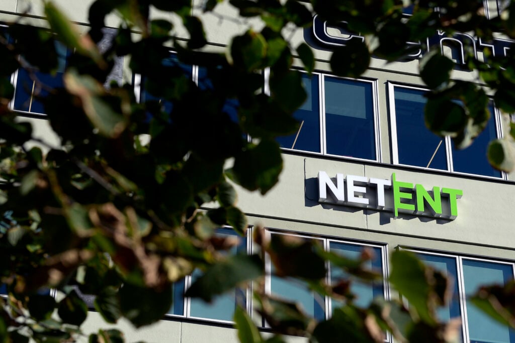 NetEnt yhtiön logo Tukholmalaisen rakennuksen kyljessä.