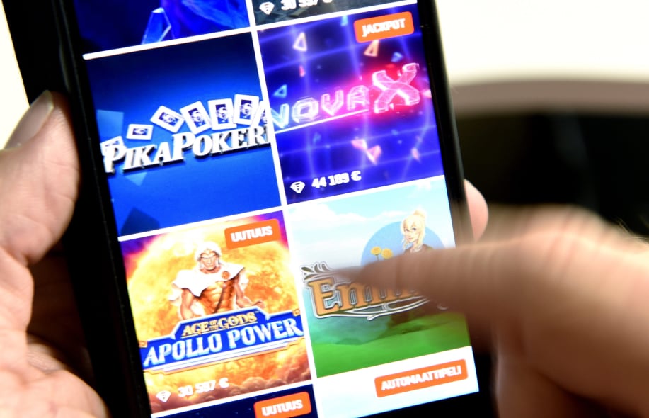 Pelaaja selaa pelejä Veikkauksen nettikasinolla.